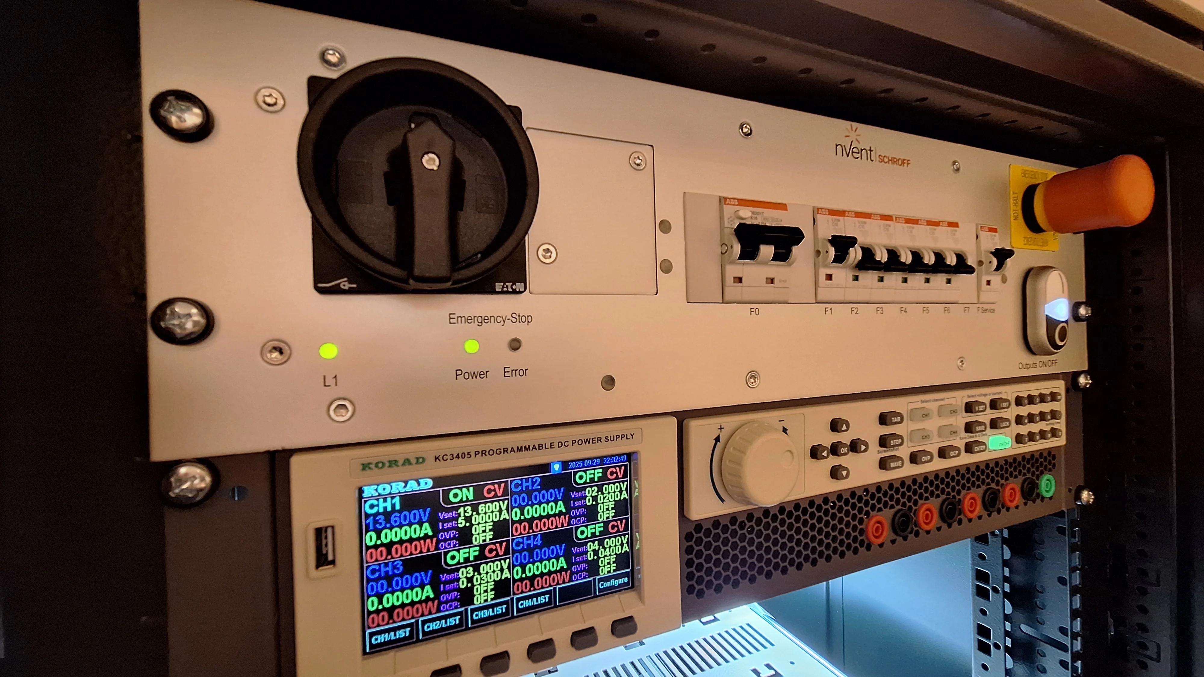 Kontrollpanel des Racks