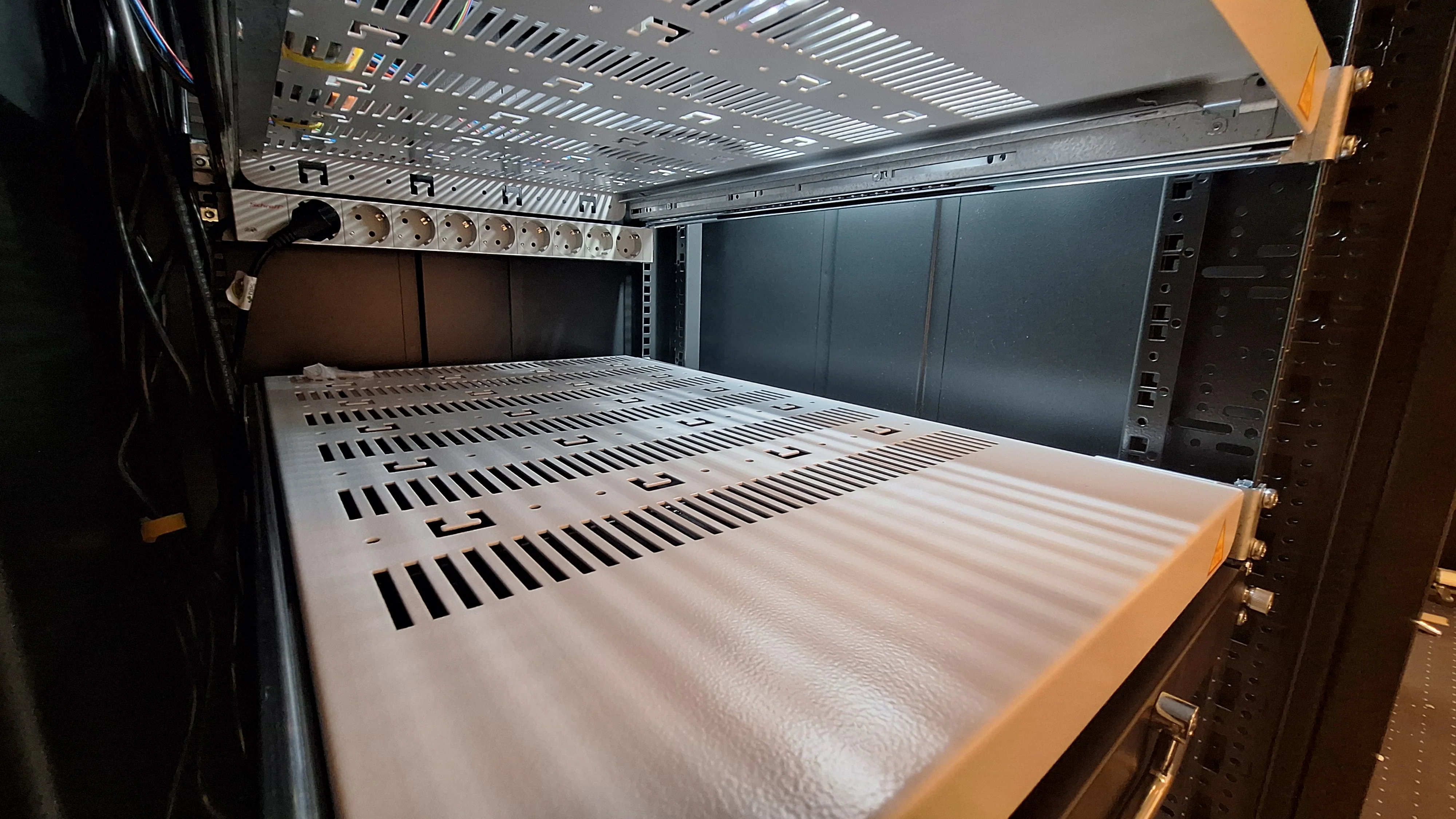 Leeres Beispielfach Racks